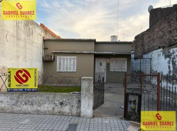 Casa · 250m² · 3 Ambientes · 1 Cochera · Casa en Llavallol - 2 Dorm. - Terreno Libre Atras - Entrada de Auto Adelante