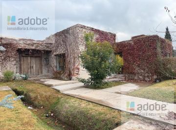 Casa · 365m² · 2 Dormitorios · 2 Cocheras · Casa en Alquiler en Barrio Privado Chacras de Farrell
