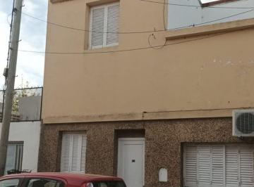 Casa · 75m² · 6 Ambientes · Se Alquila Casa de 2 D. en B. Fomento 9 de Julio