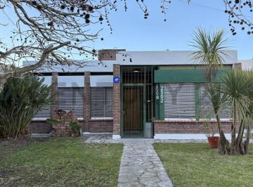 Casa · 214m² · 6 Ambientes · 1 Cochera · Casa a La Venta en Gonnet