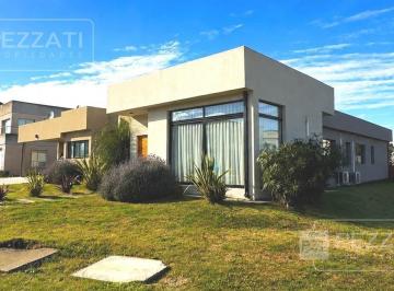Casa · 145m² · 4 Ambientes · 2 Cocheras · Moderno Chalet en Barrio Cerrado Tierras del Mar. a Minutos de La Calle Constituciòn. Piscina Climat