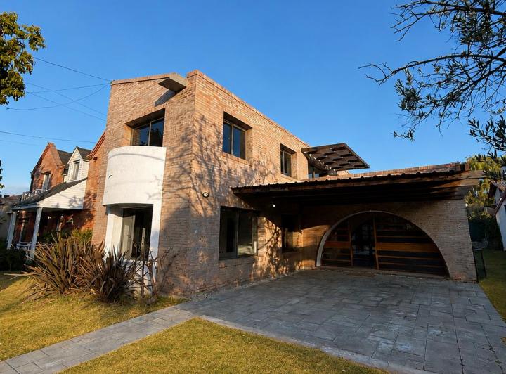Casa · 194m² · 4 Ambientes · 2 Cocheras