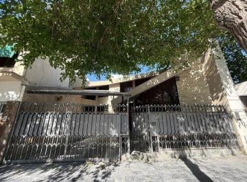Casa · 420m² · 8 Ambientes · 2 Cocheras · Venta Casa Categoria Cuarta Oeste