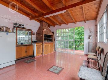 Casa · 214m² · 5 Ambientes · 1 Cochera · Venta Casa de Tres Plantas en Lote Propio con Garage y Quincho en Parque Chacabuco