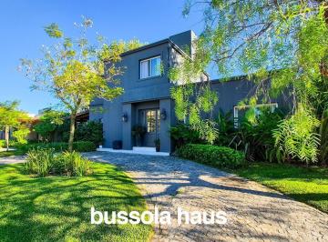 Casa · 220m² · 5 Ambientes · 4 Cocheras · Casa Venta 3 Dorm. Lote Interno en San Andrés Villanueva