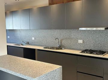 Cocina con barra desayunadora · Duplex de Lujo y Espacioso en Manantiales 2, en Solares!