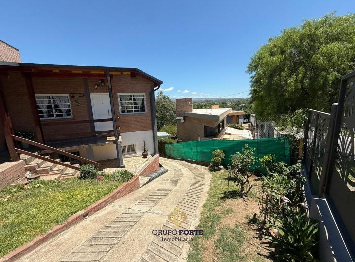 Casa · 193m² · 5 Ambientes · 2 Cocheras