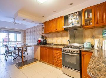 Casa · 220m² · 4 Ambientes · 1 Cochera · Venta Casa Parque Chas Apto Credito Cochera