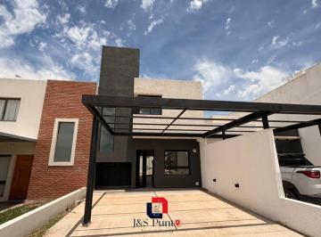 Casa · 118m² · 4 Ambientes · 2 Cocheras · Duplex en Docta Boulevard