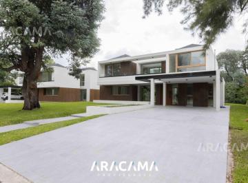 Casa · 336m² · 6 Ambientes · 1 Cochera · Casa en Venta en Saint Thomas Este