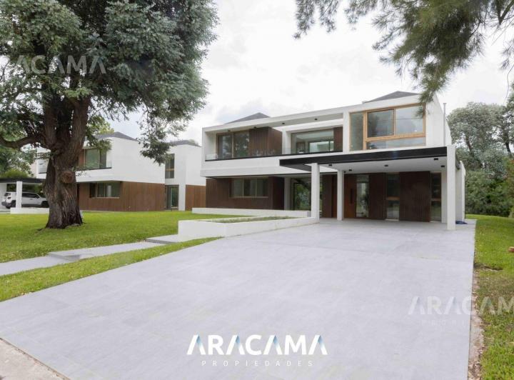Casa · 336m² · 6 Ambientes · 1 Cochera