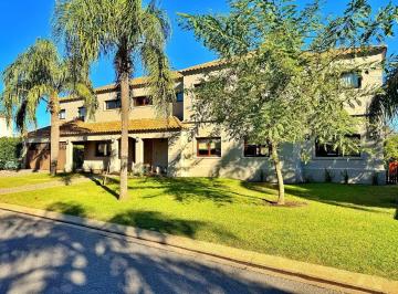 Casa · 370m² · 8 Ambientes · 4 Cocheras · Exclusiva Residencia en Country Cadaqués (Funes Hills) | Terreno Único de 1.613 m² y Confort Premium