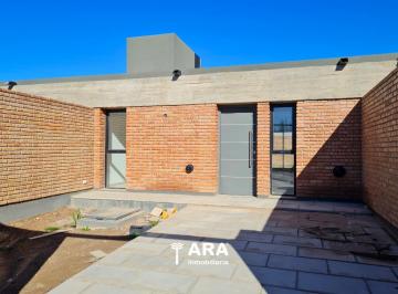 Casa · 65m² · 3 Ambientes · 2 Cocheras · Venta Casa Apto Credito 3 Ambientes - Plottier