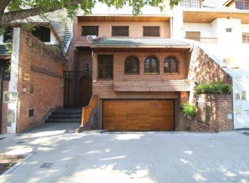 Casa · 496m² · 6 Ambientes · 3 Cocheras · Casa en Villa Devoto con Jardin, piscina y Doble Cochera.
