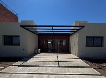 Casa · 55m² · 2 Ambientes · 1 Cochera · Casa en Campos de Manantiales 1 Dorm.