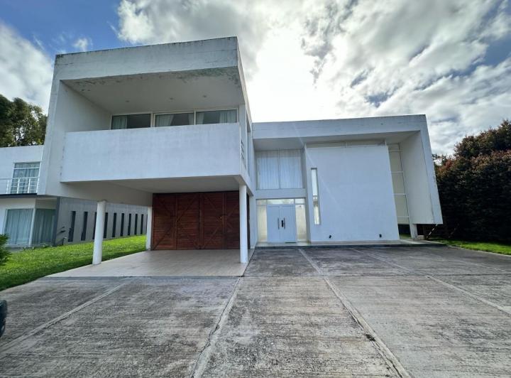 Casa · 342m² · 4 Ambientes · 2 Cocheras