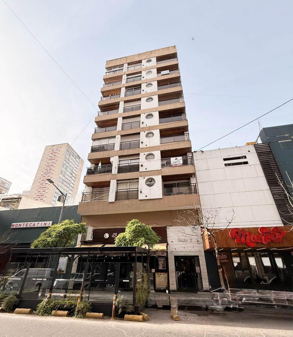 Departamento de 1 ambiente A la calle con balcón francés