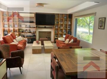 Casa · 180m² · 4 Ambientes · 4 Cocheras · Hermosa Casa 4 Amb en Santa Maria de Los Olivos!