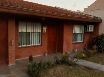 Casa · 80m² · 3 Ambientes · 1 Cochera · Casa en Alquiler en Ezpeleta Este
