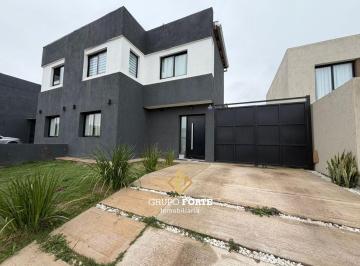 Casa · 117m² · 4 Ambientes · 3 Cocheras · Casa Venta Docta 3 Dorm.