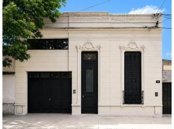 Casa de 6 ambientes, Gualeguaychú · Casa Semi Céntrica en Alquiler, 3 Dorm., Garaje y Patio, Gualeguaychú.