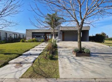 Casa · 232m² · 4 Ambientes · 4 Cocheras · Casa en Venta en El Golf