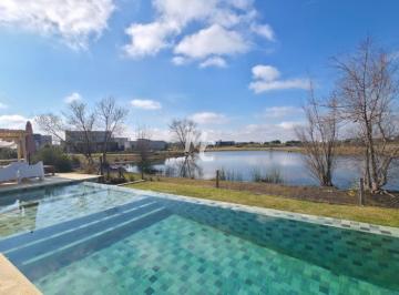 Casa · 232m² · 4 Ambientes · 4 Cocheras · Casa en Venta en El Golf