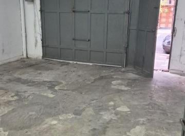Local comercial · 200m² · 10 Ambientes · 1 Cochera · Deposito a La Calle, Puede Funcionar Como Deposito, Como Local Y/u Oficinas en Excelente Ubicacion!