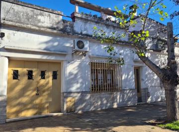 Casa de 3 ambientes, Versalles · Impecable Casa de 3 Amb. con Gran Fondo Libre de Estil Antiguo Impecable