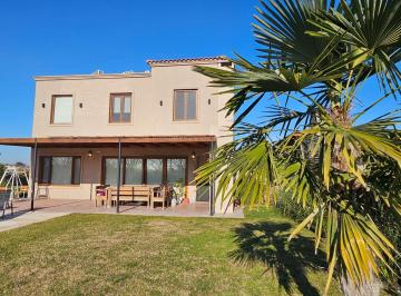 Casa · 198m² · 5 Ambientes · 3 Cocheras · Venta Casa 5 Amb Sta Elena Luminosa con Pileta
