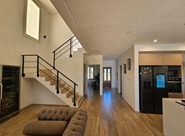 Casa · 198m² · 5 Ambientes · 3 Cocheras · Venta Casa 5 Amb Sta Elena Luminosa con Pileta
