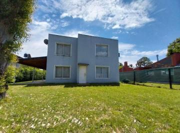 Casa · 180m² · 4 Ambientes · 2 Cocheras · Venta de Casa en Ezeiza con Pileta y Amplio Parque