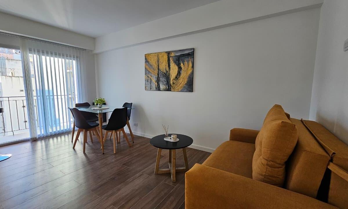 Departamento de 2 ambientes al frente, con balcón, en Bolívar y Corrientes