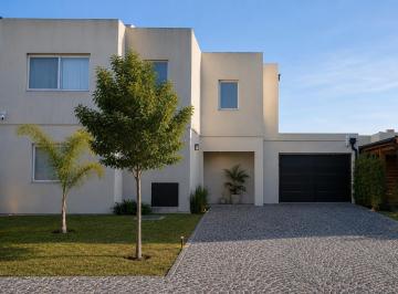 Casa · 120m² · 5 Ambientes · Casa en Alquiler en Casas de Santa Ana