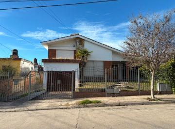 Casa de 6 ambientes, Villa Carlos Paz · Venta. Villa Carlos Paz. Casa + Depto con Patio y Vistas. Apta Crédito! Cochera.
