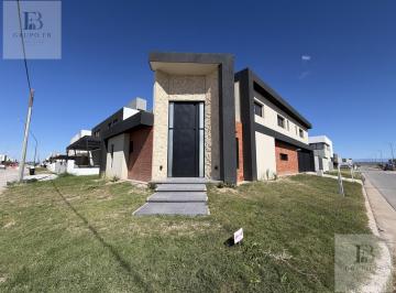 Casa · 250m² · 7 Ambientes · 2 Cocheras · Casa de Diseño en Colinas de Manantiales
