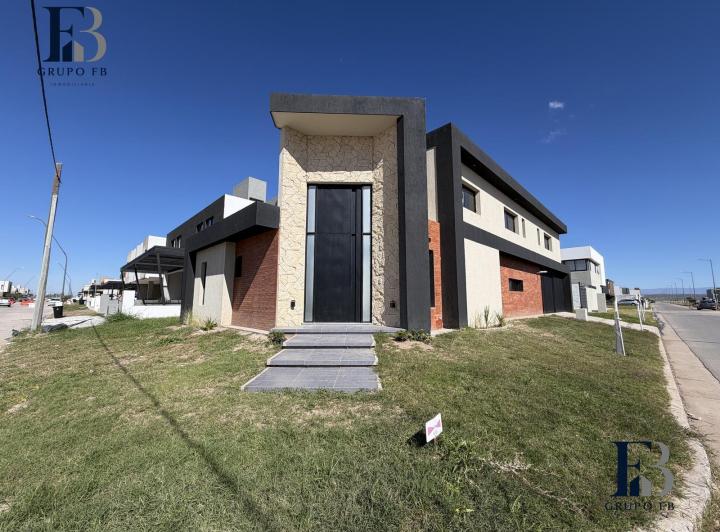 Casa · 250m² · 7 Ambientes · 2 Cocheras