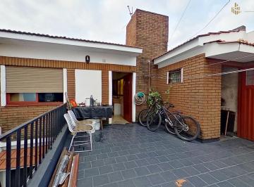 Casa · 130m² · 4 Ambientes · 1 Cochera · Casa con Terraza Parrilla Valentin Alsina Lanus