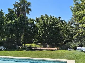 Casa · 340m² · 4 Ambientes · 5 Cocheras · Espectacular Casa en Alquiler en Ayres de Pilar