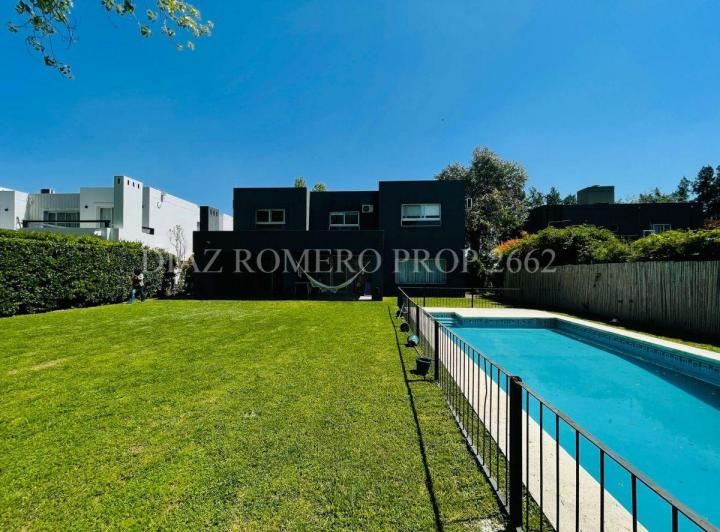 Casa · 331m² · 8 Ambientes · 2 Cocheras