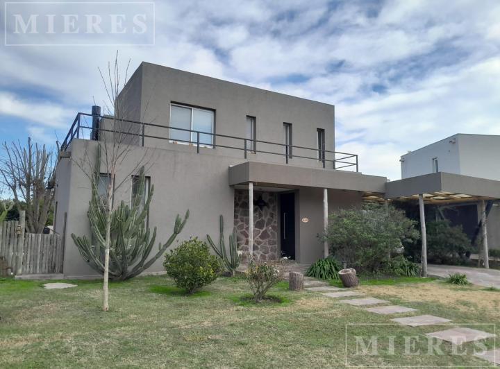 Casa · 190m² · 5 Ambientes · 2 Cocheras