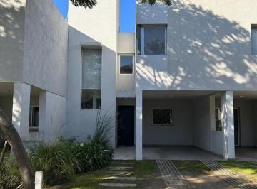 Casa · 140m² · 4 Ambientes · 2 Cocheras · Alquilo Duplex 3 Dorm. C/ Patio B° Casas de Inaudi