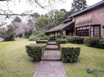 Casa · 267m² · 5 Dormitorios · 2 Cocheras · Casa en Venta Sobre Lote de 2957 m² - Teresa Urdapilleta Propiedades