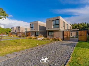 Casa · 215m² · 4 Ambientes · Complejo de Cuatro Casas Estilo Moderno en El Barrio Tipantú