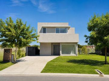 Casa · 172m² · 5 Ambientes · 3 Cocheras · Venta | Casa 4 Dorm. y Pileta | Barrio Araucarias - Puertos