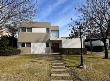 Casa · 242m² · 5 Ambientes · 3 Cocheras · Casa en Venta La Horqueta de Echeverría Canning
