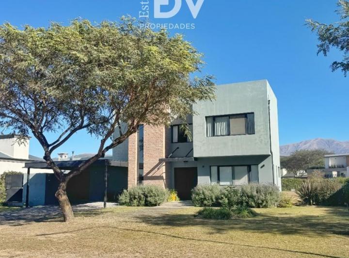 Casa · 241m² · 4 Ambientes · 2 Cocheras