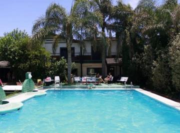 Casa · 378m² · 7 Ambientes · 4 Cocheras · Venta Casa 5 Dorm. y Parque con Piscina en Funes