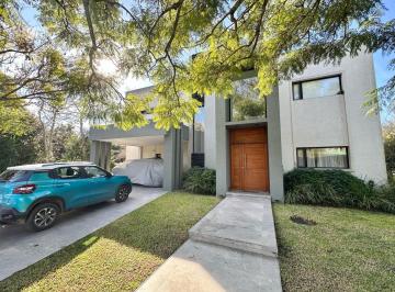 Casa · 246m² · 7 Ambientes · 2 Cocheras · Venta de Casa 4 Dorm. - Country La Bahía