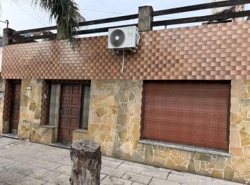 Casa · 194m² · 4 Ambientes · Venta Casa en Ramos Mejia Apto Credito Oportunidad Permuta o Financiacion